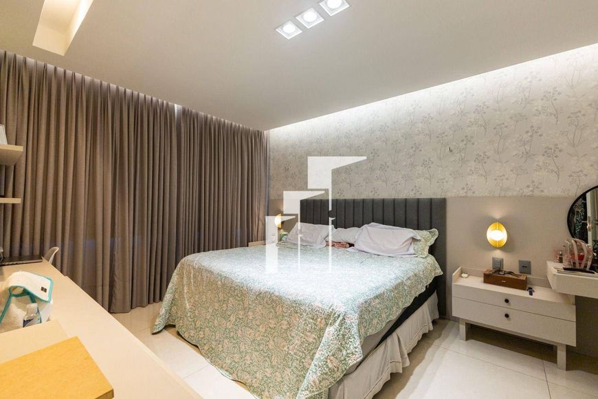 Casa com 4 Dormitórios à Venda