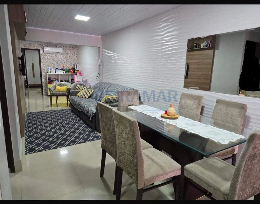 Casa Reformada com 3 Quartos, 1 Suíte, Escritório, Energia Fotovoltaica e 2 Vagas de Garagem à Venda
