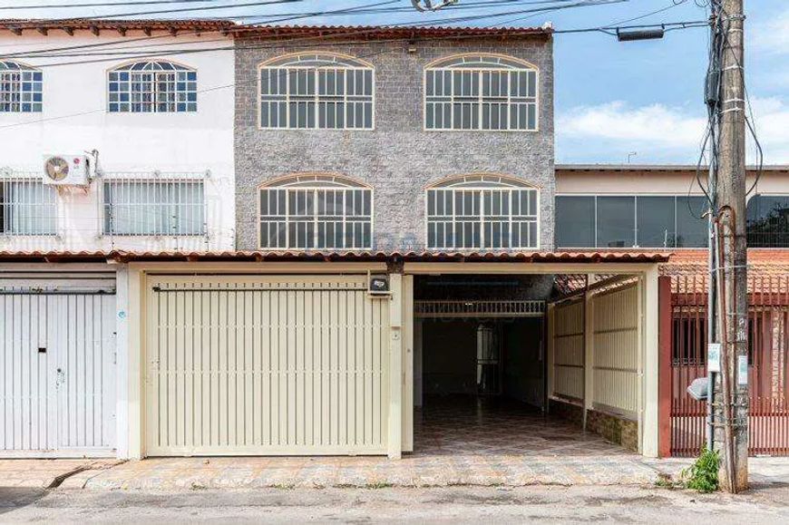 Sobrado à venda na QS5 - Areal