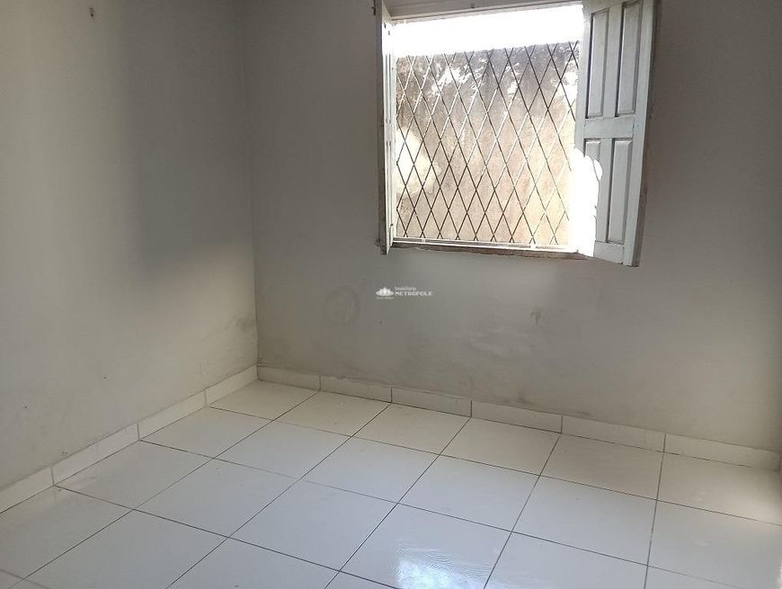 R. MELVIN JONES - BAIRRO: PIÇARREIRA