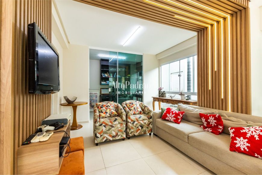 Casa com 6 dormitórios no Terra dos Pássaros