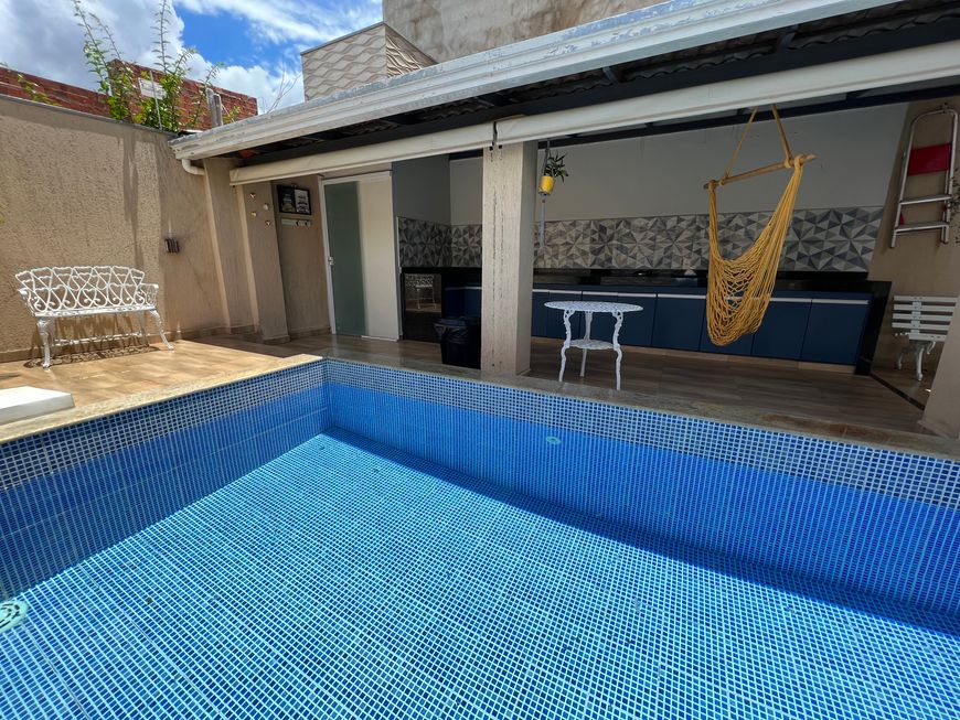 Excelente casa com arquitetura contemporânea, proporciona uma atmosfera sofisticada e acolhedora.