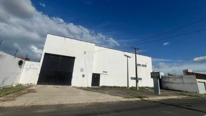 Prédio comercial á venda em Teresina, com estrutura em 1000 M², escritórios, galpão e pátio.
