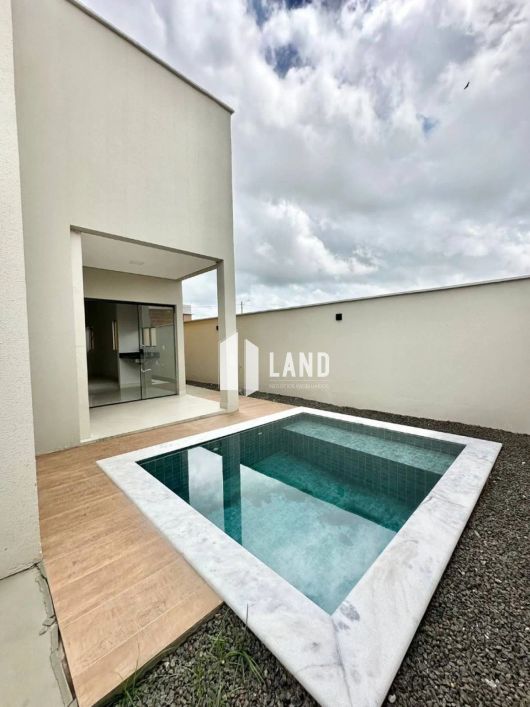 Casa térrea no Aldebaran Leste com 03 suítes e piscina.