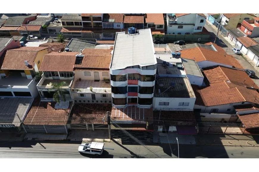 Prédio com 10 apartamentos e 2 lojas