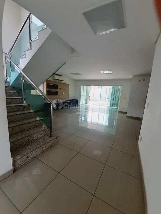 Casa Duplex de Alto Padrão com 04 Suítes e Área de Lazer Privativa em Condomínio Exclusivo, com 216