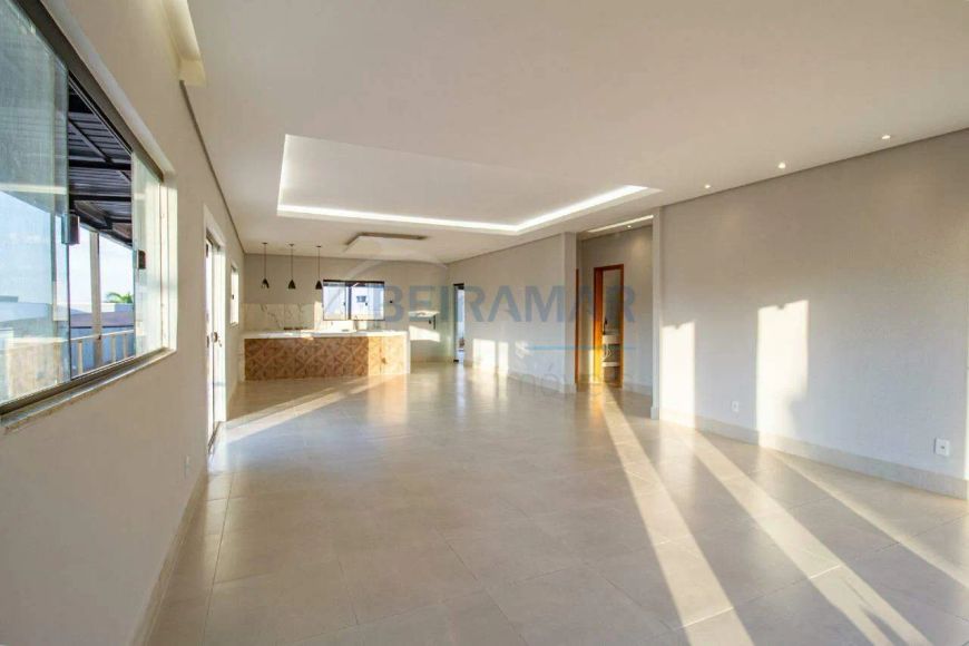 Descubra seu novo lar: uma casa de 3 quartos em um amplo lote de 800m², localizada no Conjunto 6 de