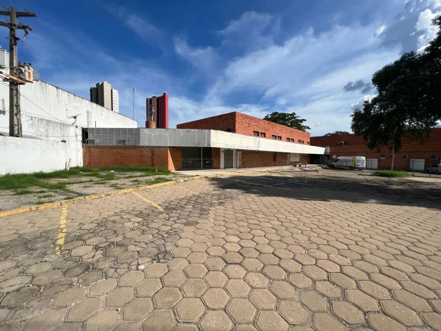 Ponto comercial para alugar na Av. Jóquei Clube com 1.650 m², ideal para loja, academia e faculdade.