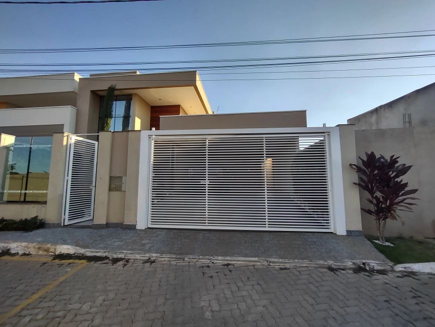 ARNIQUEIRA CONJ 5, CASA 3 QTS 2 SUITES, PISC/CHURR, FINO ACAB, COND ALTO PADRÃO, AC IMÓVEL