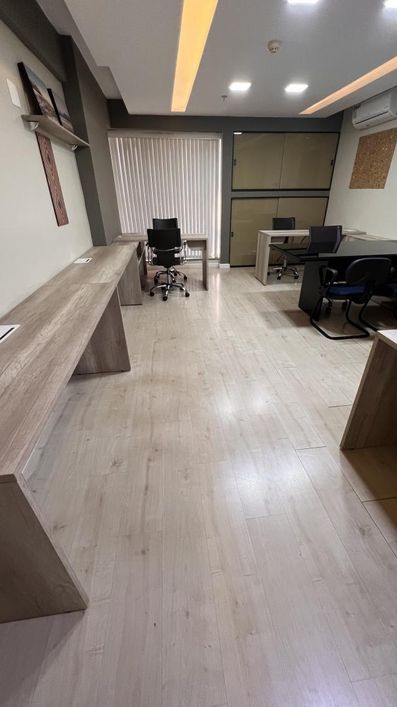 Vendo Sala mobiliada e de alta qualidade para alugar no Edifício Victoria Office Tower.