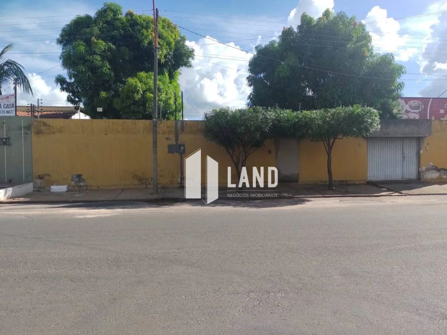 Casa em Terreno de 600m2 em Avenida no Portal da Alegria