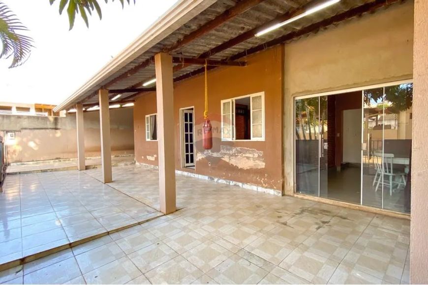 DUAS CASAS TÉRREAS EM LOTE DE 450M