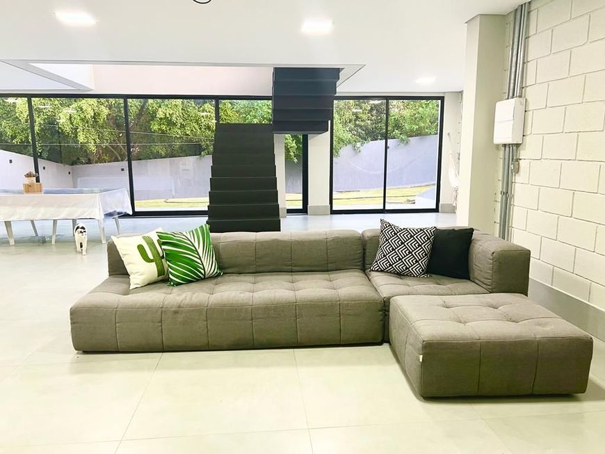 ARNIQUEIRAS CONJ 4, MANSÃO CONTEMPORÂNEA 3 SUÍTES, FINO ACAB, ARM, COND, LT 720M2, AC IMÓVEL
