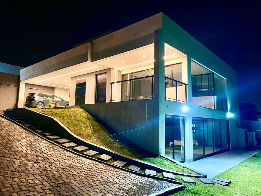 ARNIQUEIRAS CONJ 4, MANSÃO CONTEMPORÂNEA 3 SUÍTES, ARM/PLAN, LT 720M2, JARDIM, COND, AC IMÓVEL