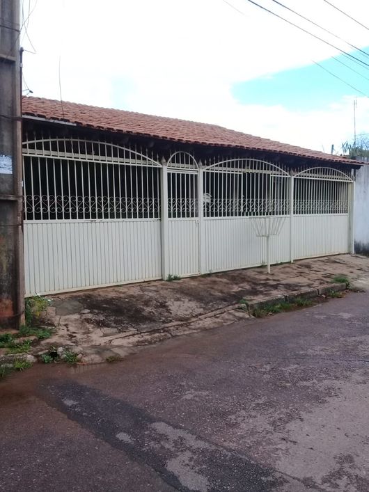 Setor Leste QD 41, Casa 3 quartos laje + 2 apartamentos fundos