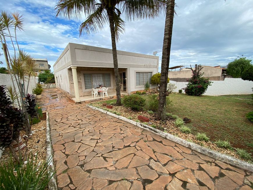 SHA - Casa de 03 quartos em maravilhoso lote de 1000m²!