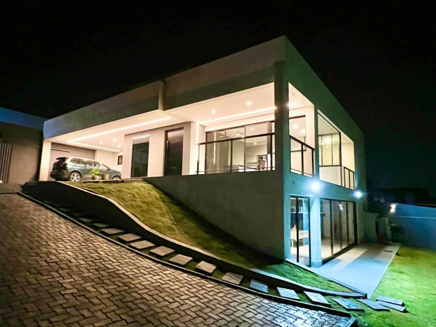 ARNIQUEIRA CONJ 4, MANSÃO 3 SUITES, ARM/PLAN, LT 720M2, COND NO CENTRO DA CIDADE 1.390.000