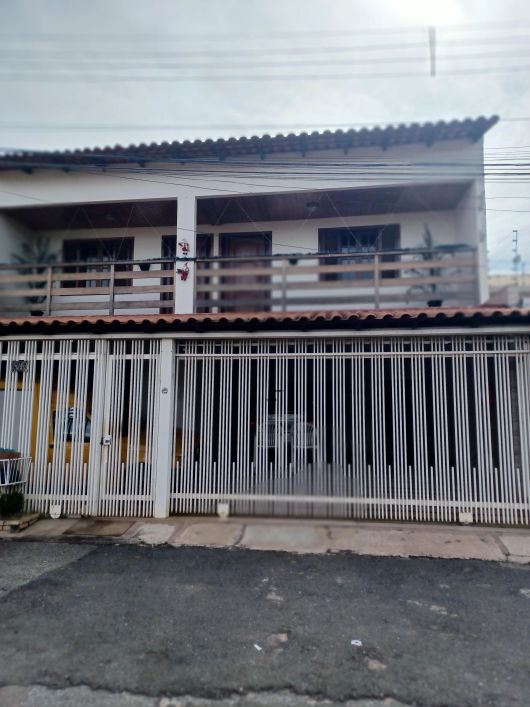 Excelente sobrado a venda 5 qts sendo 4 suites lote 200m² na QS 7 do Areal atrás da univers católica