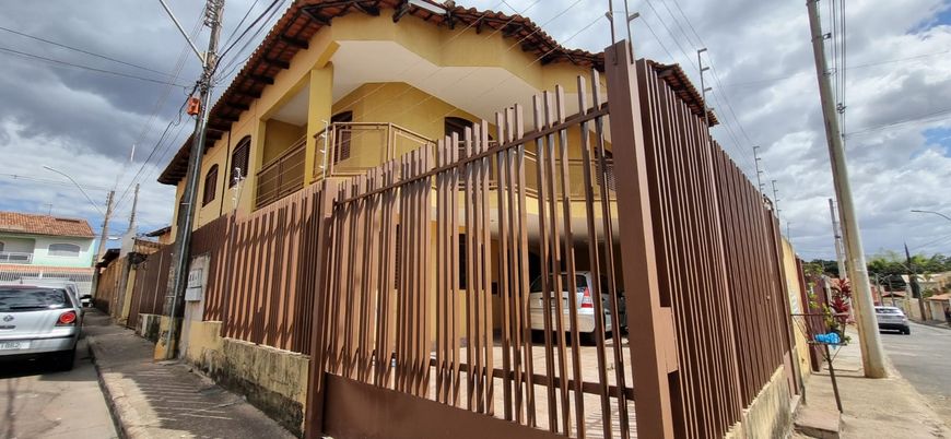 Sobrado para venda com 260 metros quadrados com 5 quartos em Metropolitana - Brasília - DF