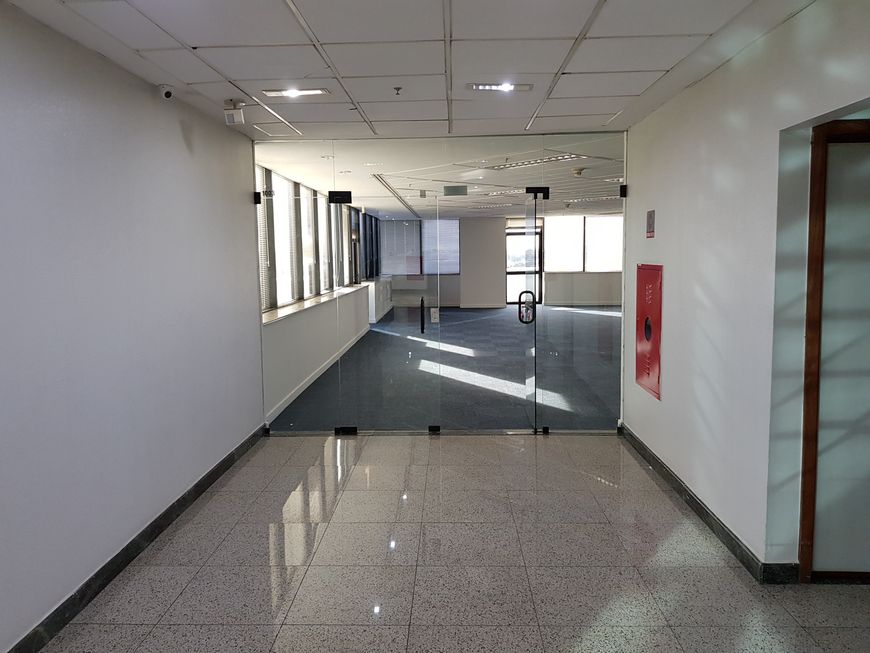 Linda Sala Comercial com Super Desconto - 490,5m² Corporate Financial Center