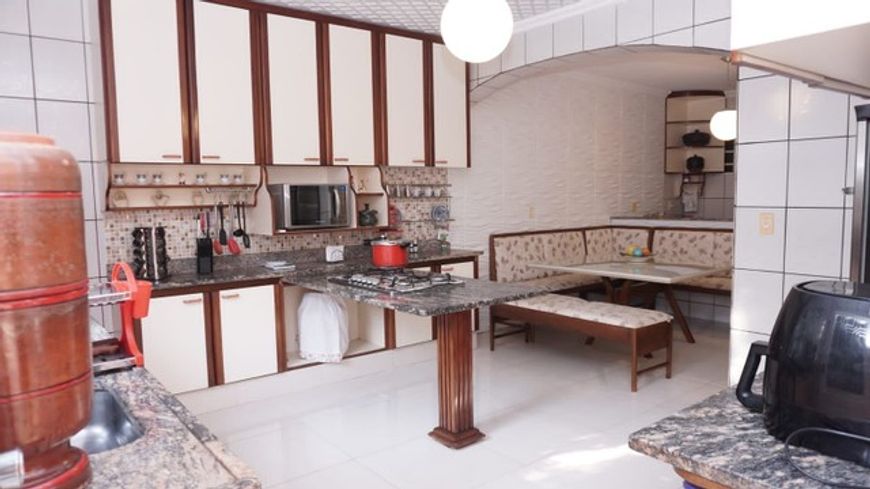 Casa c/ paisagismo lote 800m2 rua 12 condomínio 3 quartos suítes churrasqueira sauna