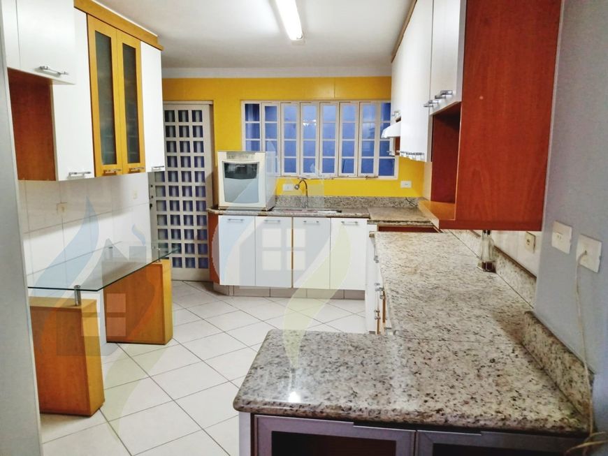 Sobrado, 4 dormitórios sendo 1 suíte, 4 banheiros, com 223m² em Vila Euclides/SBC