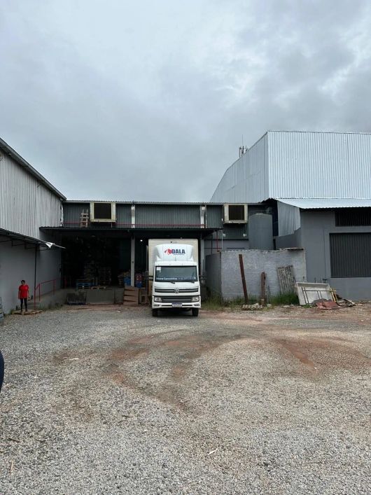 Galpão Logístico com 2900m² em terreno de 3.850m² pé direito de 7mts e 9 mts com 8 docas para loc