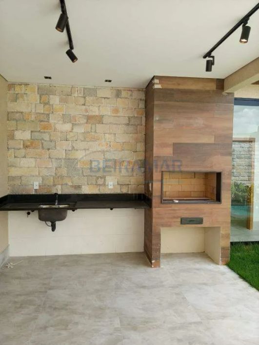 Casa de Condomínio 4 Quartos, 4 Suítes, Varanda, 2 Vagas de Garagem Cobertas na SHA Conj. 4 - Arniqu