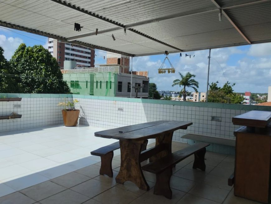 Imóvel para venda tem 200 metros quadrados com 4 quartos