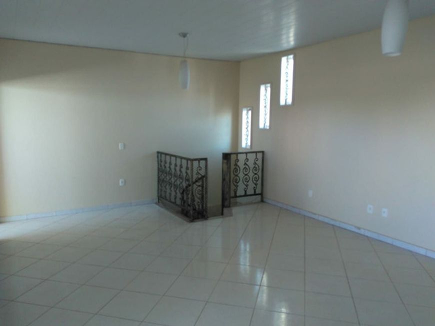 Prédio com loja e dois Apartamentos de 3 quartos cada