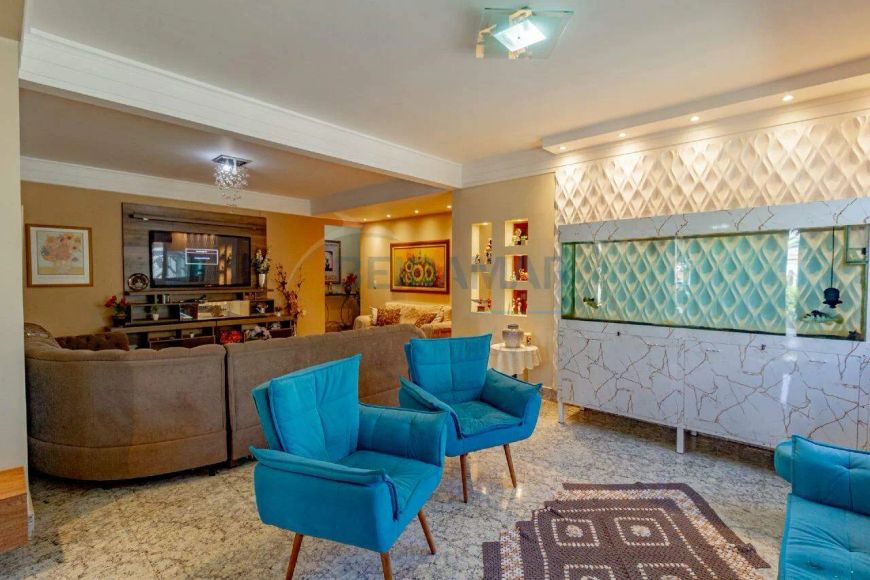 Casa de Alto Padrão com 5 Quartos, 3 Suítes, Amplo Espaço de Garagem e Lazer à venda na Quadra 09 -
