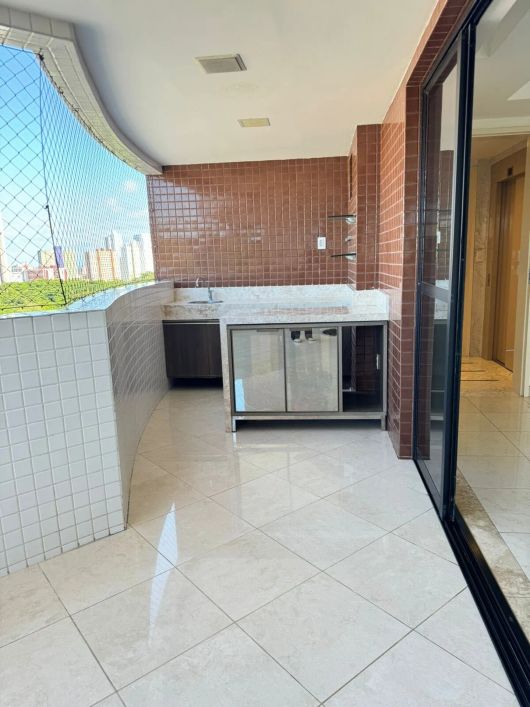 Viva com Estilo: Apartamento Amplo de 225m²