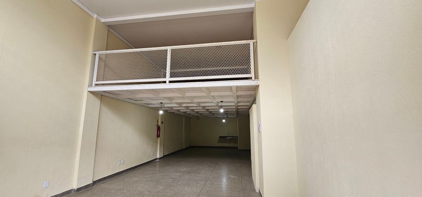 PRÉDIO INTEIRO COM 2 LOJAS COM MEZANINO E 8 APTOS