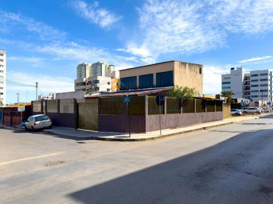 Terreno com 300m², 2 Casas e 9 Vagas de Garagem à Venda na Quadra 614 - Samambaia Norte