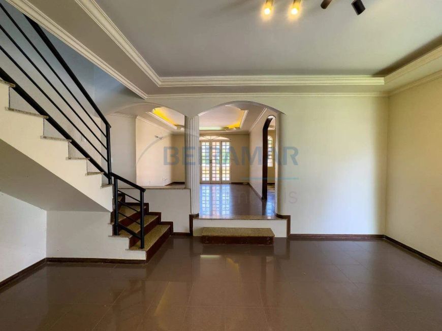 Casa Sobrado 5 Quartos, 3 Suítes, DCE, 4 Vagas de Garagem à Venda na Rua 3 - Vicente Pites