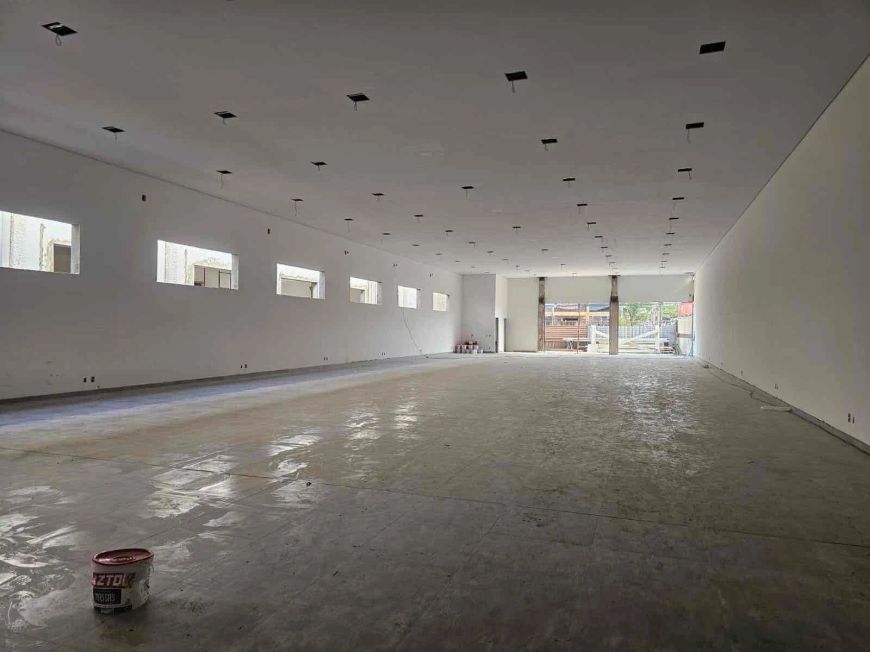 Loja de Avenida Próximo à FEIRA DOS GOIANOS são 750m²a.c com pé direito de 4 mts totalmente Ref