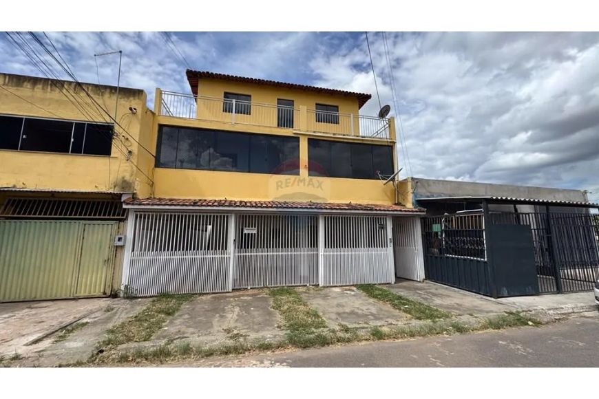 PRÉDIO RESIDENCIAL COM ÓTIMA LOCALIZAÇÃO EM SÃO SEBASTIÃO.