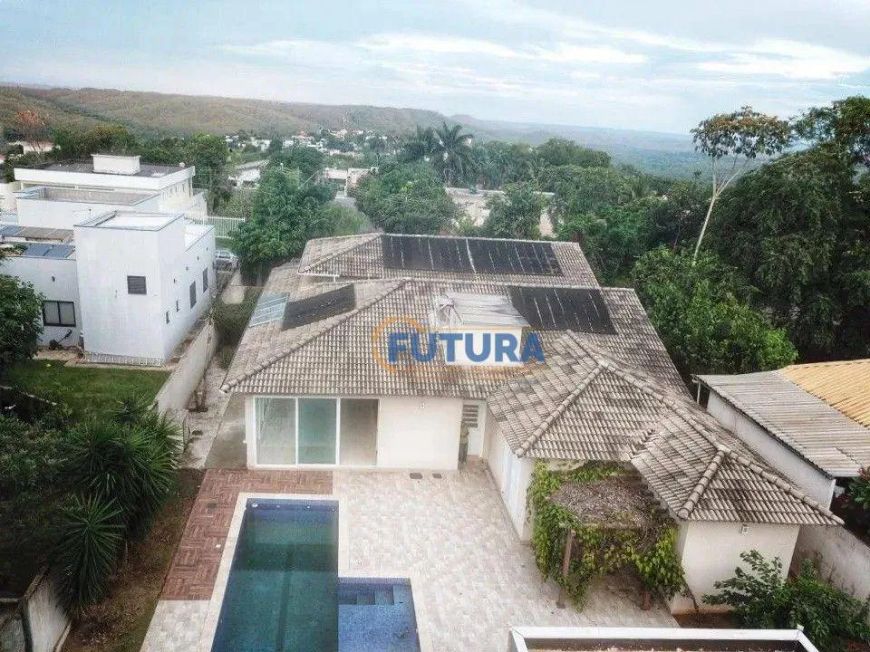 Excelente casa no Jardim Botânico, rica em armários, aceita permuta, ótima localização.