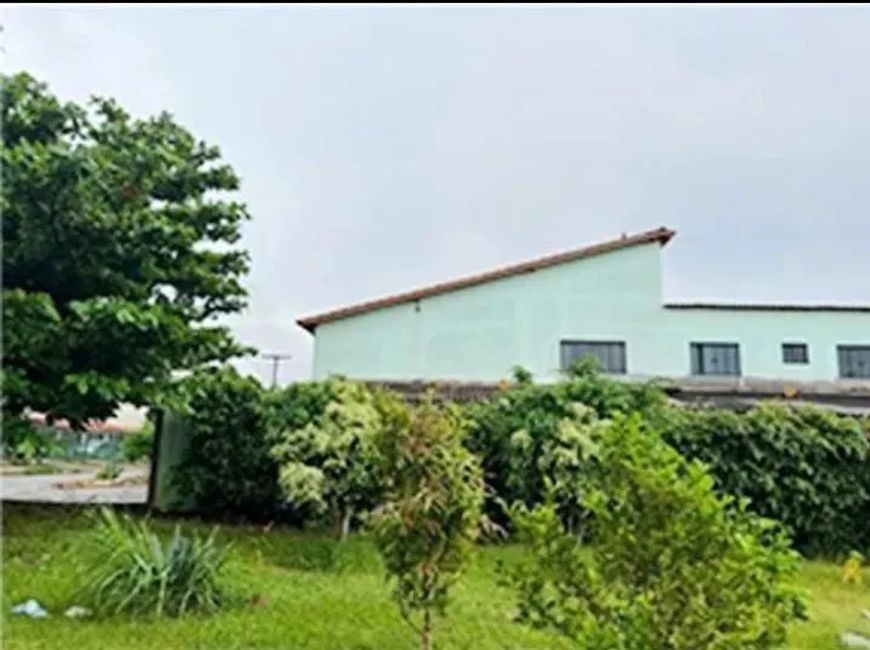 Vende um Sobrado QNL 13 Com 7 quartos.