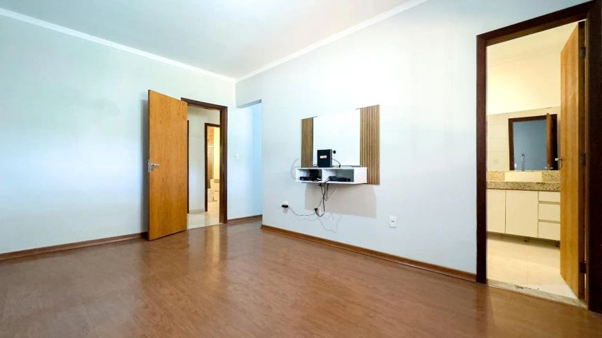 CASA SOLAR DA SERRA COM AMPLO TERRENO E LINDA VISTA PARA O VALE