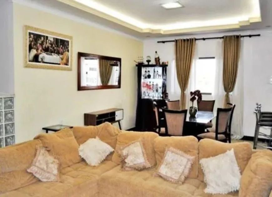 Vende um Sobrado QNL 13 Com 7 quartos.