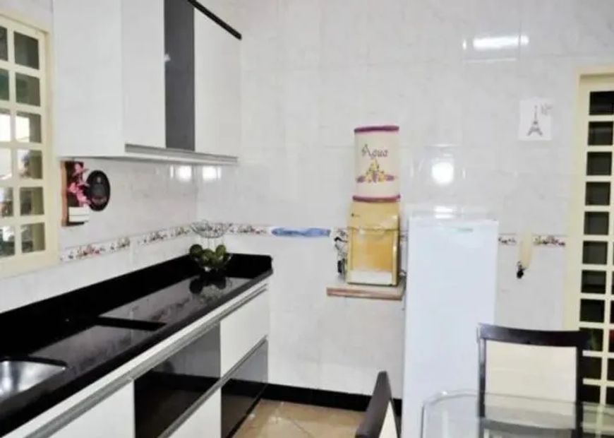 Vende um Sobrado QNL 13 Com 7 quartos.