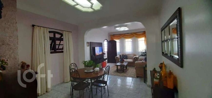 Casa à venda em Jardim Rina com 270 m², 4 quartos, 2 suítes, 5 vagas
