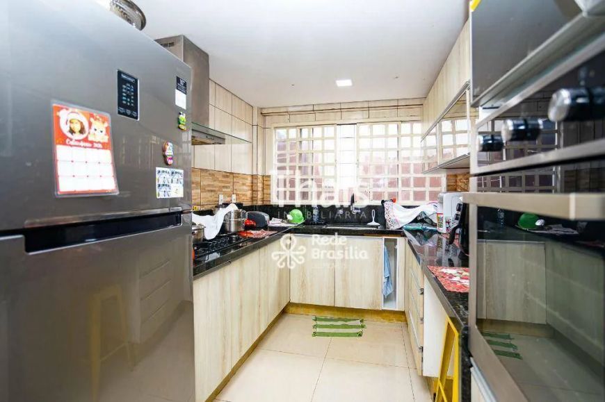 QE 52 | Casa Sobrado com 3 quartos - sendo 1 suíte - 2 vagas - área de lazer - estuda permuta - Guar