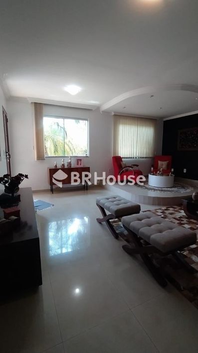 Taguatinga Sul (Taguatinga) | Casa 4 quartos, sendo 4 suites