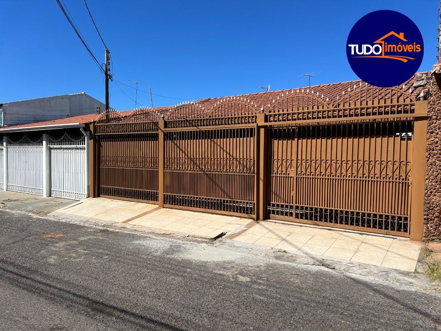 CASA COM 3 QUARTOS, SUÍTE, VAGAS COBERTAS, COM IMÓVEIS NOS FUNDOS PARA RENDA EXTRA!