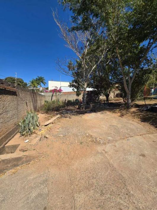 OPORTUNIDADE EM ARNIQUEIRA! LOTE DE 400M² MURADO COM ÁGUA E LUZ - CONJUNTO 5