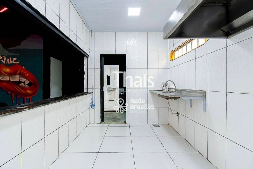 QE 40 Rua 13 | Prédio comercial de esquina com 6 ambientes e subsolo - Guará II