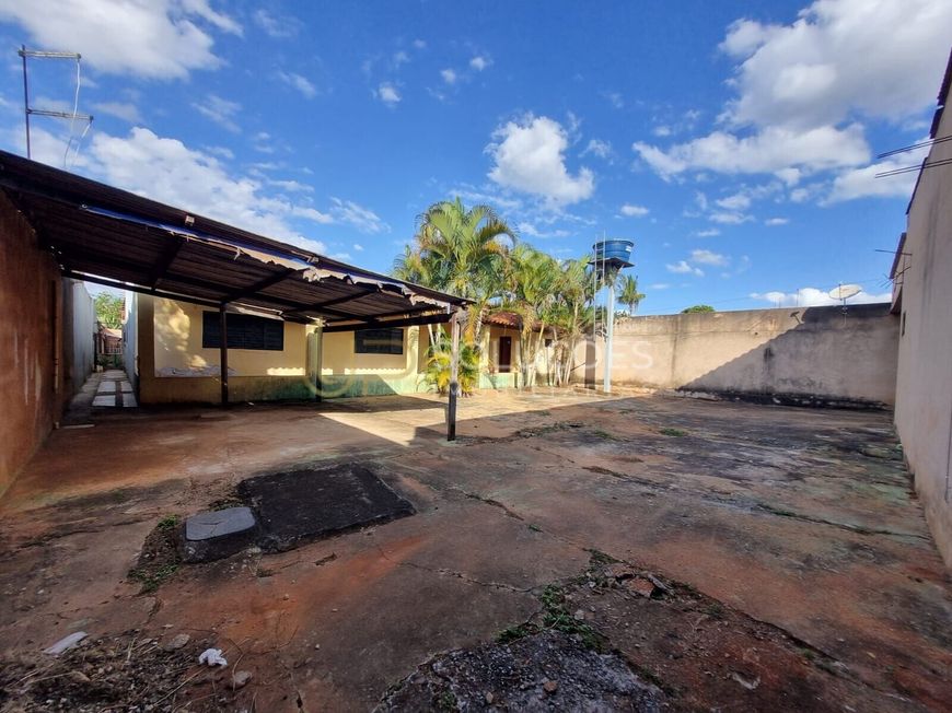 Casa 3 Quartos | 2 Lojas Comerciais, Lote de 900m² | Arapoangas Quadra 21