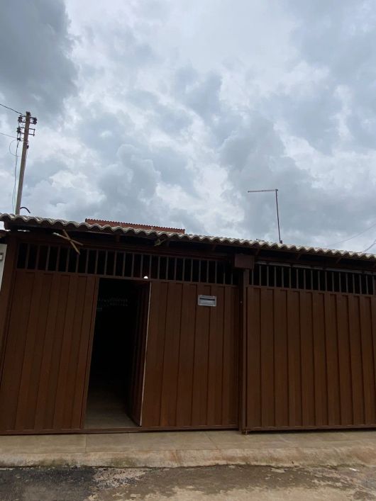 VENDE-SE UMA CASA NA QR 421